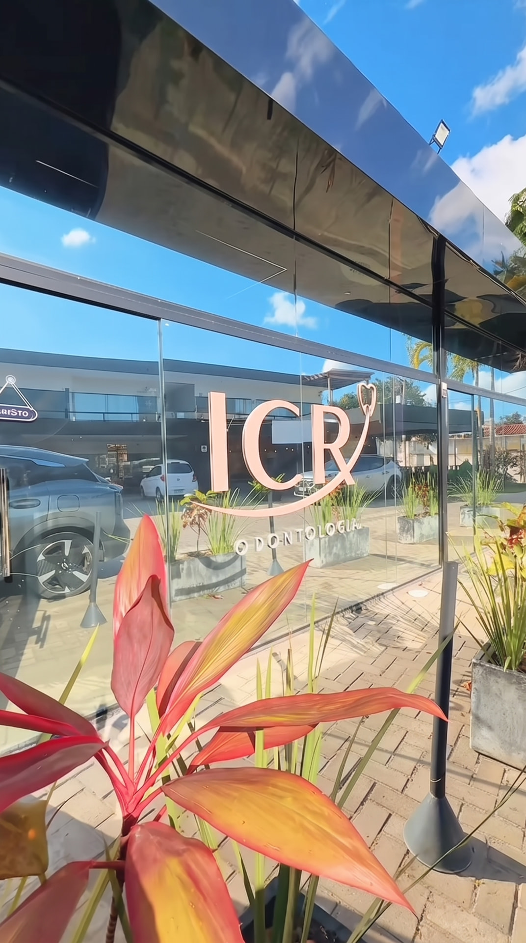 Fachada de vidro da ICR Odontologia, em São Gonçalo dos Campos – BA