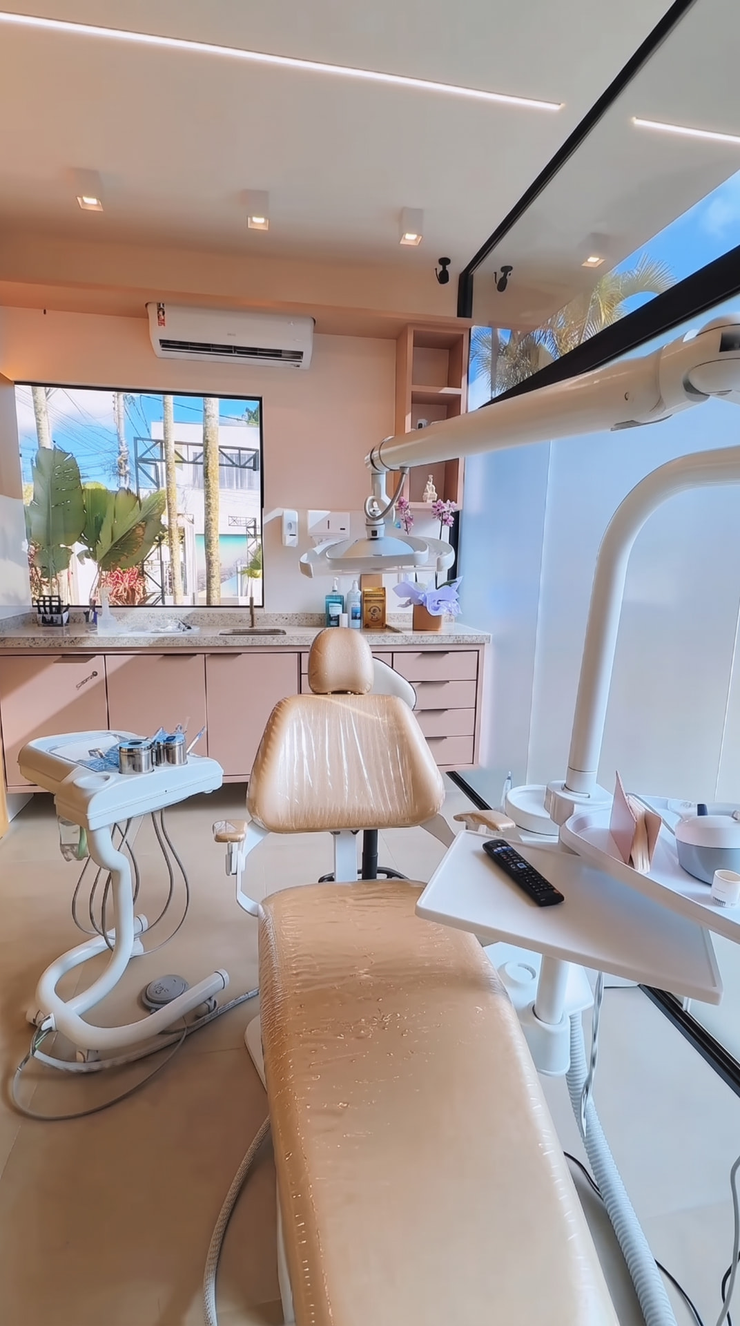 Consultório odontológico com cadeira e equipamentos, iluminação natural