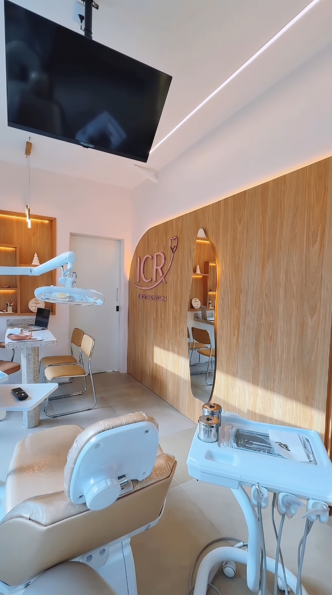 Sala de atendimento da ICR Odontologia com painel de madeira e espelho